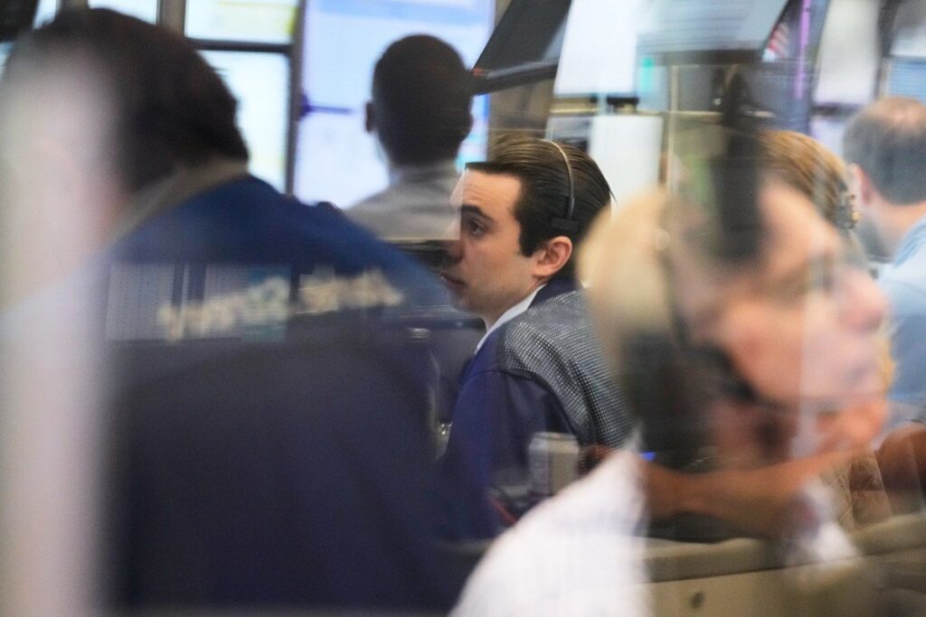 Treasury Yields Diverge as Fed Bets Shift: Wall Street's Next Move?
