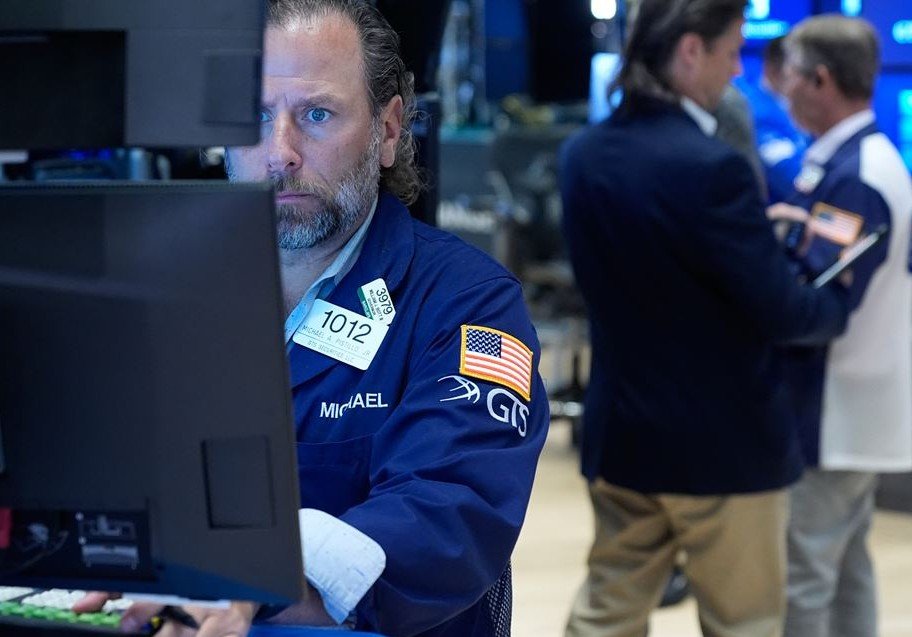 US Stocks Retreat: Oil & Bond Yields Ignite Volatility Fears