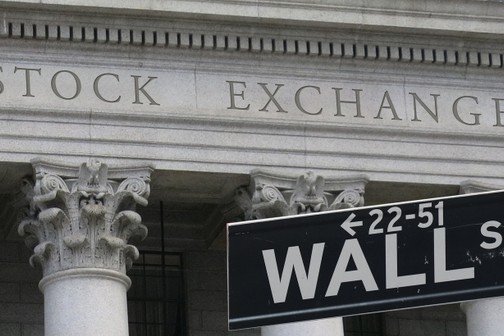 Wall Street's Mixed Close: Fed Hike & AI Warnings Spark Investor Doubt