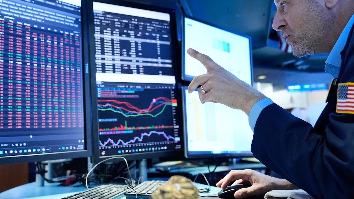 US Futures Tick Higher: Treasury Yield Spike Reignites Inflation Debate