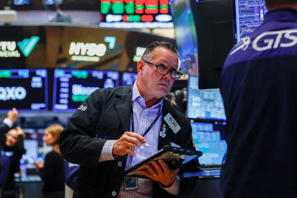 US Stock Futures Retreat: Bond Yields & Q3 Earnings Spark Caution