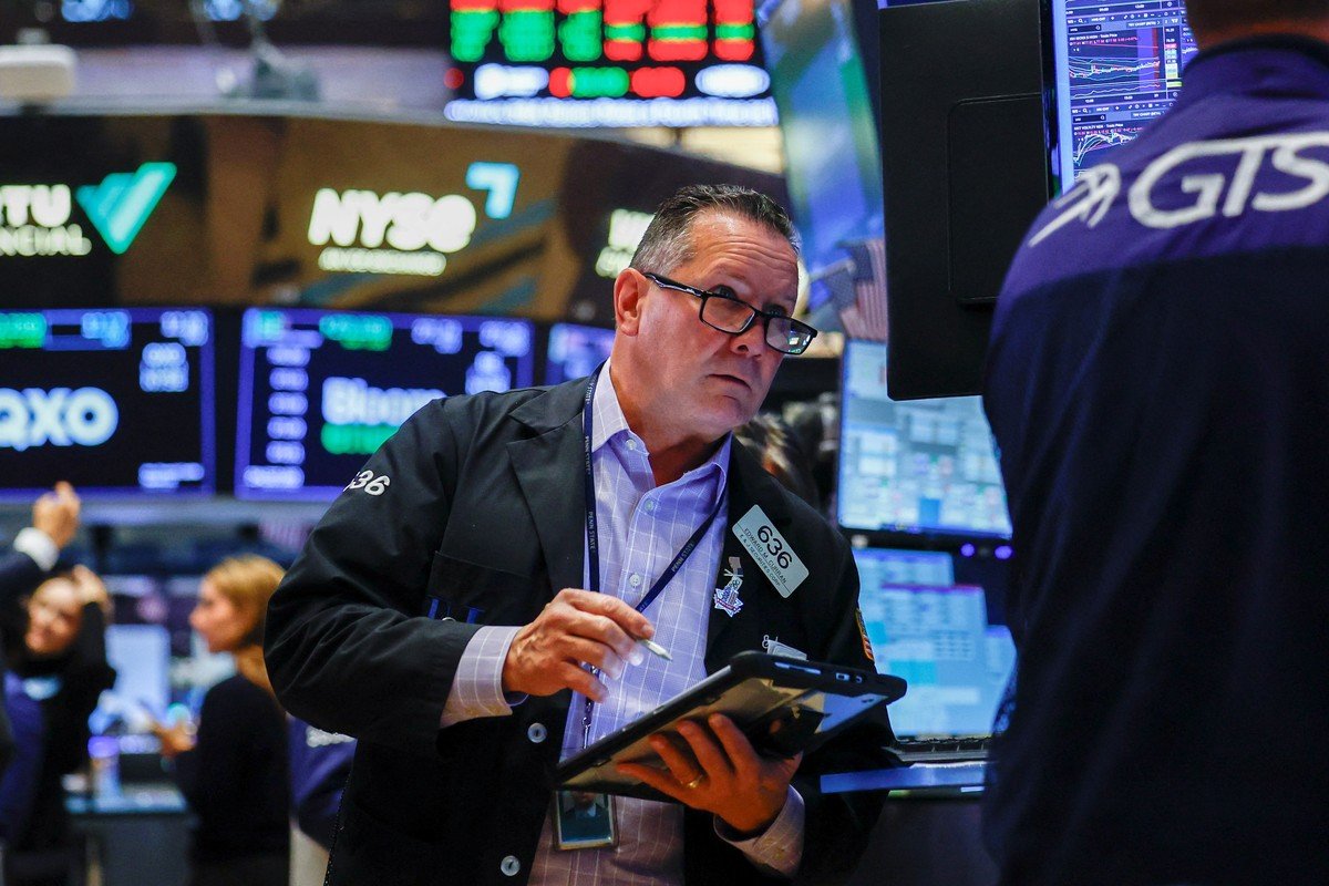US Stock Futures Retreat: Bond Yields & Q3 Earnings Spark Caution