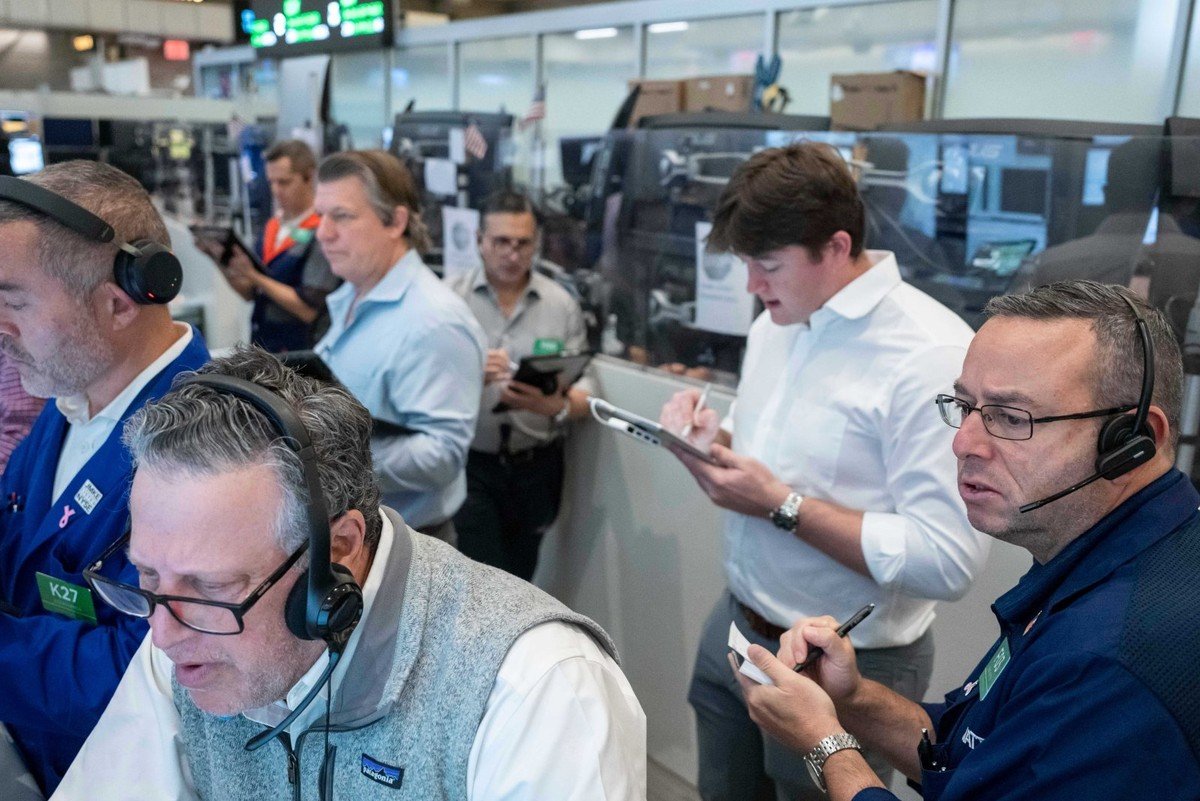 US Stocks Hover Near Records: Why Inflation & Oil Threaten Rally