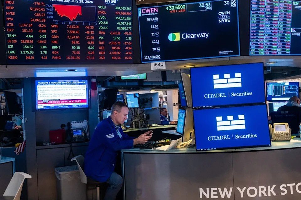 US Tech Stocks Face China Chip Headwind: Dow Jumps on CRM, Nasdaq Slips