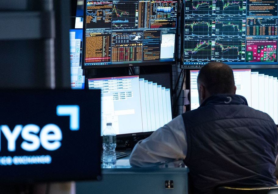 US Stocks Near Record: What Mixed Trading Signals Tell Analysts